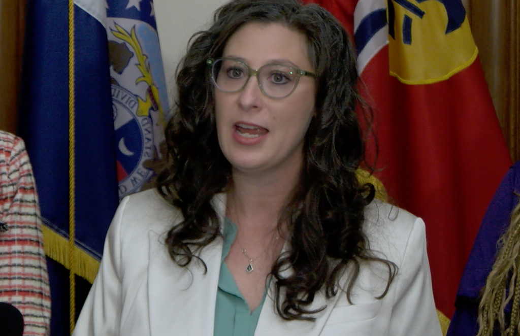 Presidente de la Cámara de Concejales Meghan Green enumera los puntos salientes del uso de fondos por la demanda contra los Rams en rueda de prensa celebrada el pasado 11 de Diciembre, 2024. Foto - DiarioDigitalSTL.com